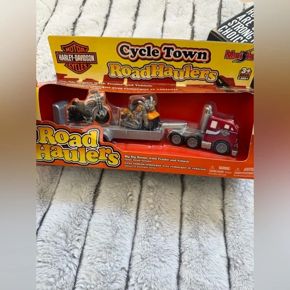 Maisto Harley-Davidson Road Haulers Toy Set - Red and Silver - Picture 4 of 7